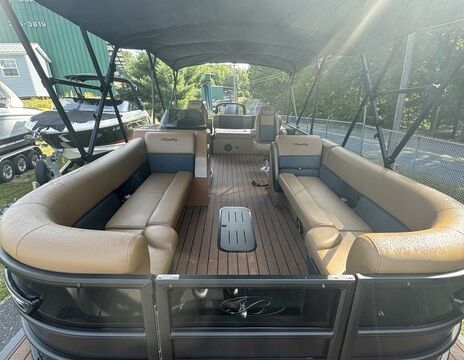 2026 Bentley Elite Pontoon 200HP motor on Lake Wallenpaupack, PA