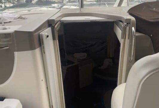 Cruise the Potomac in Style on a 32ft Bayliner Yacht with Captain