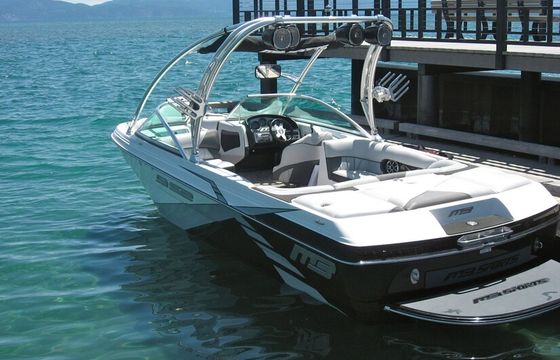 Wake Surf on a MB Sports B52 with Captain