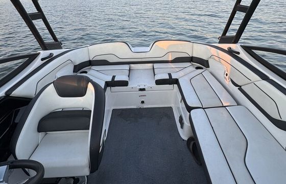 Explore Nashville by Water – Rent our 10 person Yamaha AR210 Jet Boat!