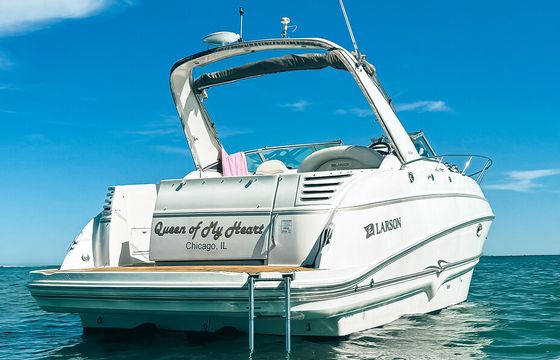31ft Larson Cabrio Motor Yacht Rental in Chicago Belmont Harbor