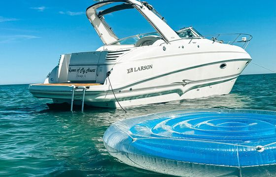 31ft Larson Cabrio Motor Yacht Rental in Chicago Belmont Harbor