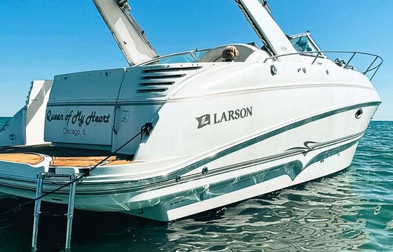 31ft Larson Cabrio Motor Yacht Rental in Chicago Belmont Harbor