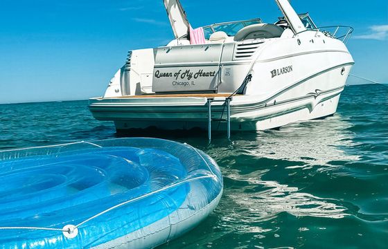 31ft Larson Cabrio Motor Yacht Rental in Chicago Belmont Harbor