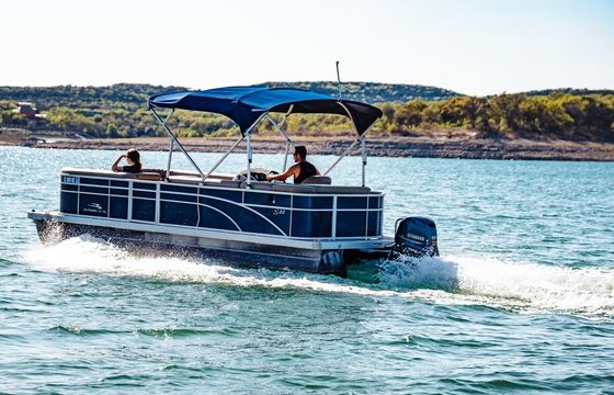 Premium Bennington S22 – Comfort and Style on Lake Travis