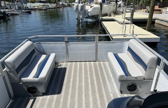 2020 LeisureKraft Pontoon Boat – Exclusive to Bonito House Guests