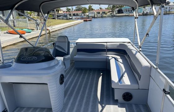 2020 LeisureKraft Pontoon Boat – Exclusive to Bonito House Guests