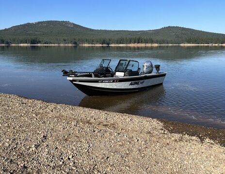 Fishing/ski boat