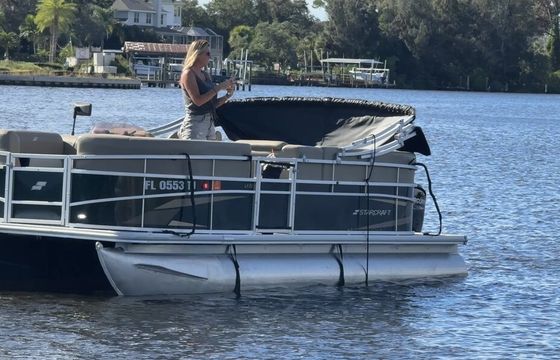 Luxury pontoon on the Gulf fishes/seats 9