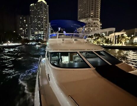 Sea Ray Sedan Bridge 42ft Yacht