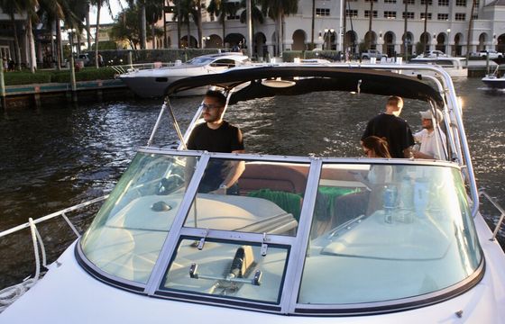 32’ Sea Ray Luxury Yacht Charter | Fort Lauderdale | Spacious, Stylish
