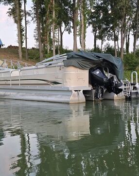25' Pontoon boat for rent for STR guest