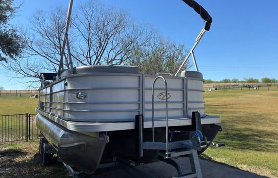 Veranda Tritoon  For Family Lake Fun