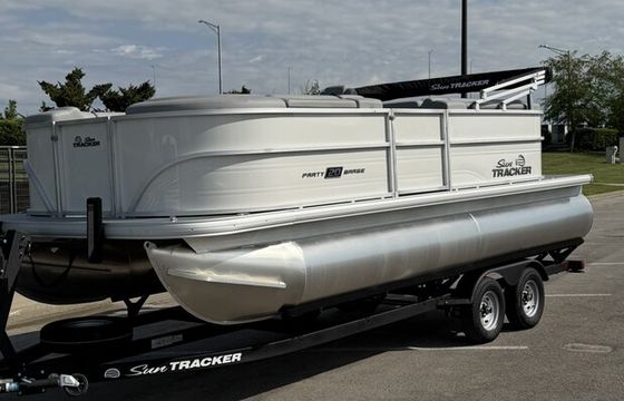 BRAND NEW PARTY BARGE PONTOON FOR YOUR ENJOYMENT