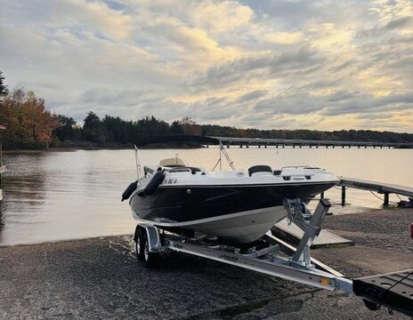 Spacious Deckboat-Stingray 212SC (Delivery Available)