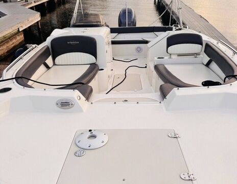 Spacious Deckboat-Stingray 212SC (Delivery Available)