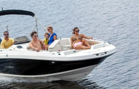Spacious Deckboat-Stingray 212SC (Delivery Available)