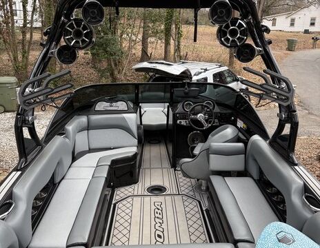 23ft Moomba Mojo Wake Surf and Cruise – Lake Keowee