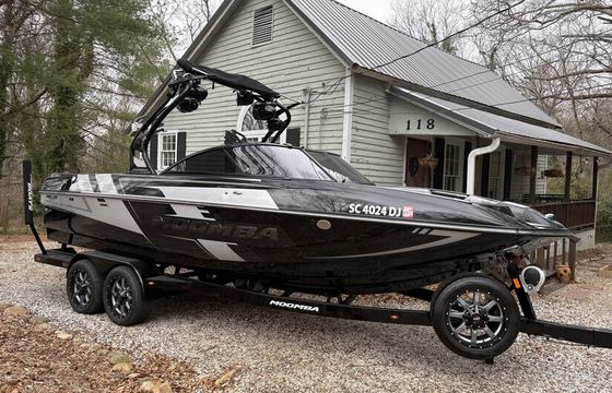 23ft Moomba Mojo Wake Surf and Cruise – Lake Keowee