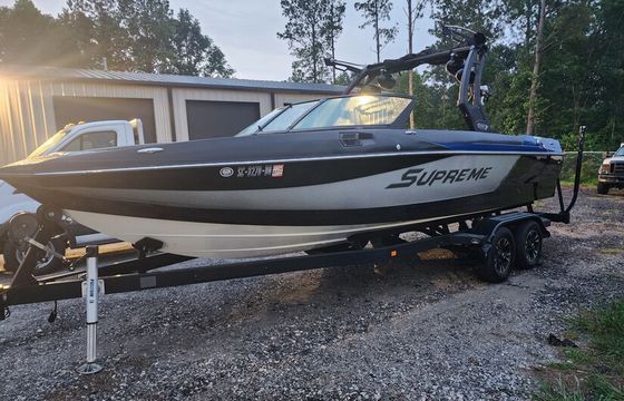 2017 Supreme S238 Surf and Wakeboard Boat