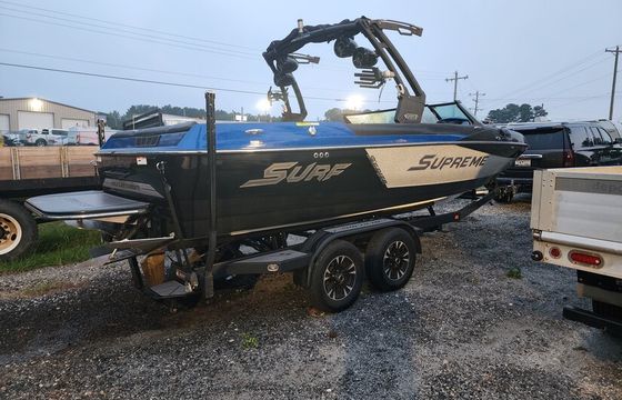 2017 Supreme S238 Surf and Wakeboard Boat