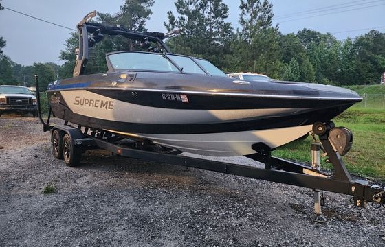 2017 Supreme S238 Surf and Wakeboard Boat