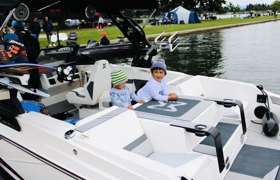 Wake Surf Boat Heyday H20. Includes toys and local delivery