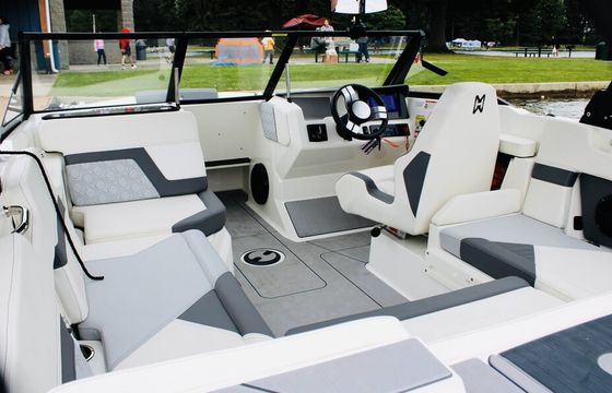 Wake Surf Boat Heyday H20. Includes toys and local delivery
