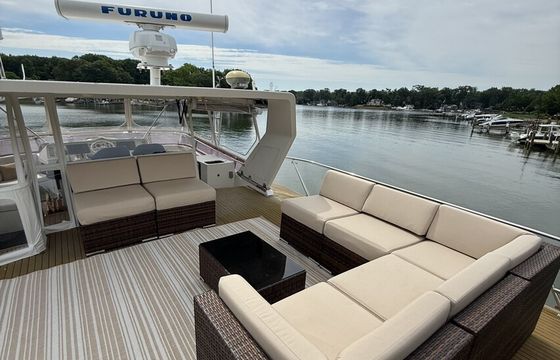 71’ Luxury Motor Yacht: Perfect for Entertaining on the Chesapeake Bay