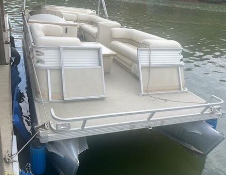 1998 Crest 25ft Savanna Pontoon rental on Lake Norman!!