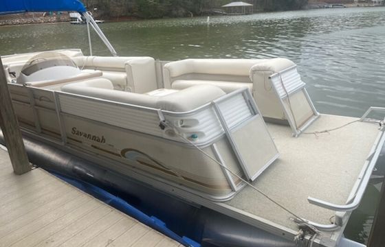 1998 Crest 25ft Savanna Pontoon rental on Lake Norman!!