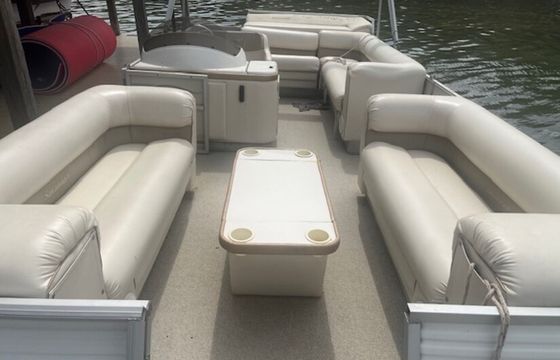 1998 Crest 25ft Savanna Pontoon rental on Lake Norman!!