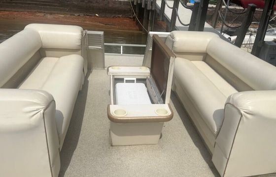 1998 Crest 25ft Savanna Pontoon rental on Lake Norman!!
