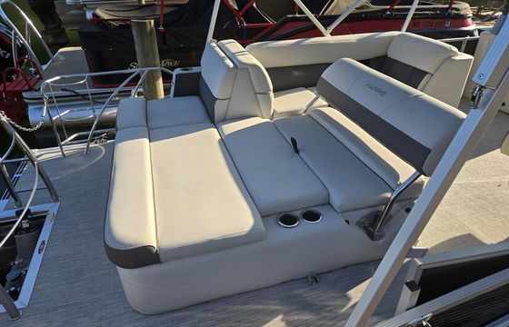 2023 Harris Tritoon 150 hp w/ lounger