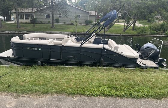 Luxurious Bennington Pontoon - Cruise Lake Fenton in Comfort and Style