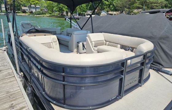 Luxurious Bennington Pontoon - Cruise Lake Fenton in Comfort and Style