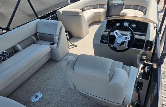 Luxurious Bennington Pontoon - Cruise Lake Fenton in Comfort and Style