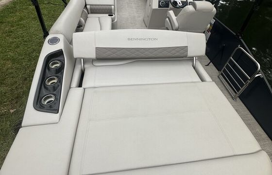 Luxurious Bennington Pontoon - Cruise Lake Fenton in Comfort and Style