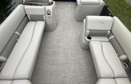 Luxurious Bennington Pontoon - Cruise Lake Fenton in Comfort and Style