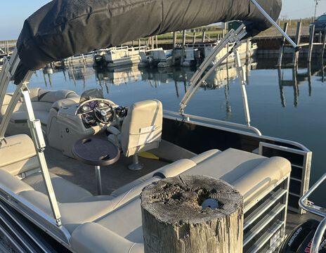 23 foot Berkshire Tritoon on Lake St. Clair