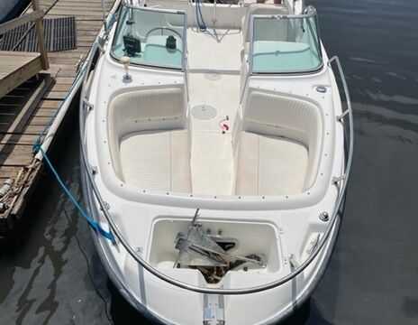 Explore Cape Cod in Style: Rent the 20′ Dauntless Bowrider!