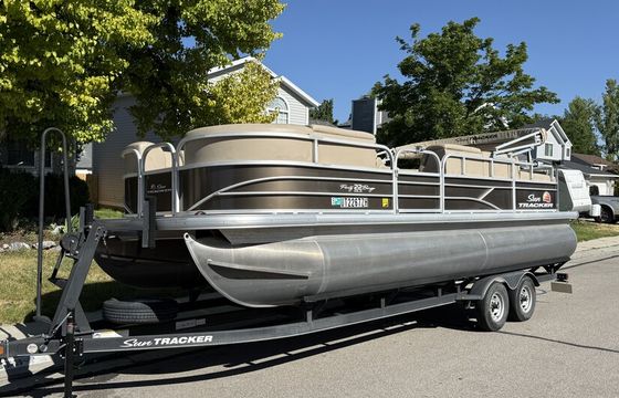 22' Party Barge: 2019 Sun Tracker Pontoon Rental