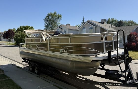 22' Party Barge: 2019 Sun Tracker Pontoon Rental