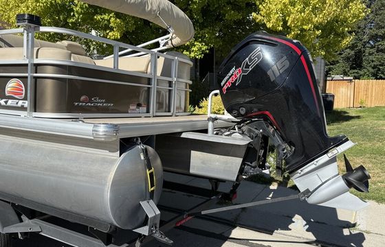 22' Party Barge: 2019 Sun Tracker Pontoon Rental