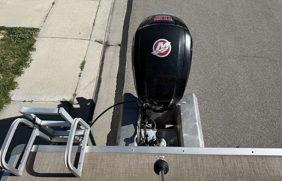 22' Party Barge: 2019 Sun Tracker Pontoon Rental