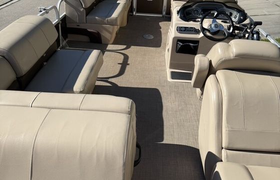 22' Party Barge: 2019 Sun Tracker Pontoon Rental