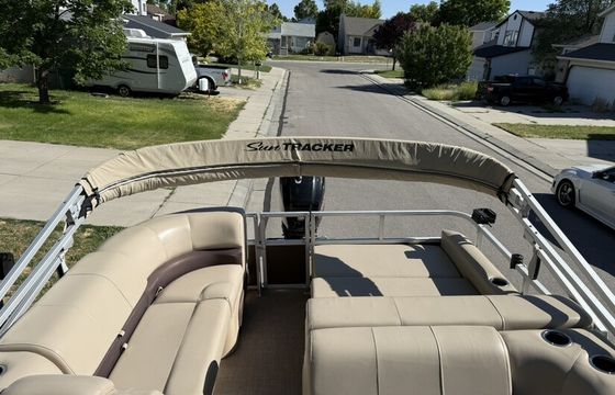 22' Party Barge: 2019 Sun Tracker Pontoon Rental