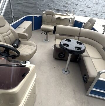 Pontoon Lounge/Fish/Tube/Ski