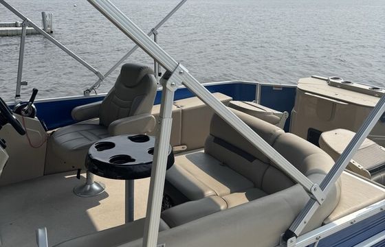 Pontoon Lounge/Fish/Tube/Ski
