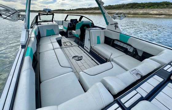 LAKE TRAVIS MALIBU WAKE SURFING